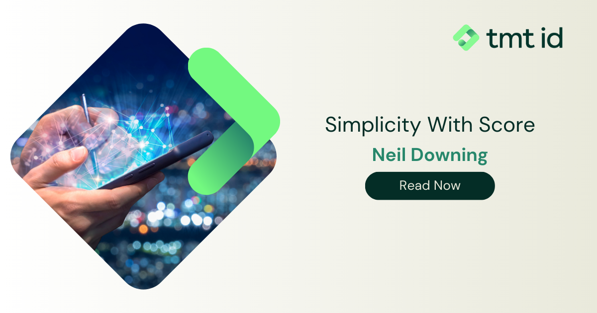 Person hält ein Smartphone mit Grafiken, die vom Bildschirm ausgehen, neben dem Text „Simplicity with Score – Neil Downing – Read Now“ für die TMT-ID-Anzeige.