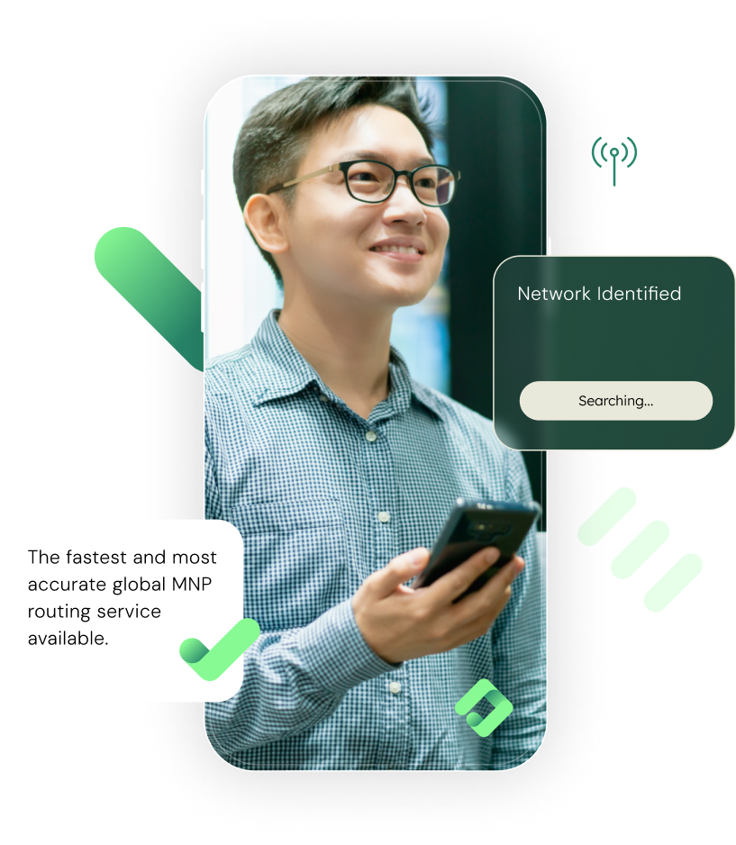 Hombre asiático sonriendo mientras sostiene un teléfono inteligente con gráficos que indican una búsqueda de red y un texto sobre un servicio de enrutamiento mnp global.