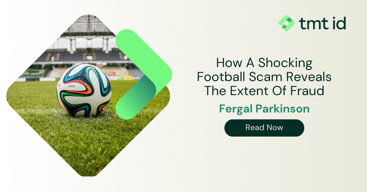 Un banner de artículo en línea que muestra un balón de fútbol en un campo, promocionando un artículo titulado "Cómo una impactante estafa de fútbol revela el alcance del fraude" de Fergal Parkinson.