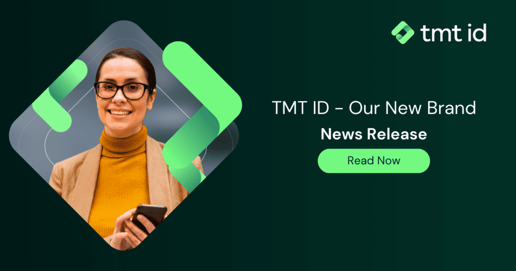 Frau mit Brille hält ein Smartphone in der Hand und lächelt vor grünem Hintergrund mit einer Grafik, die für „tmt id – unser neues Marken-Rebranding“ wirbt.