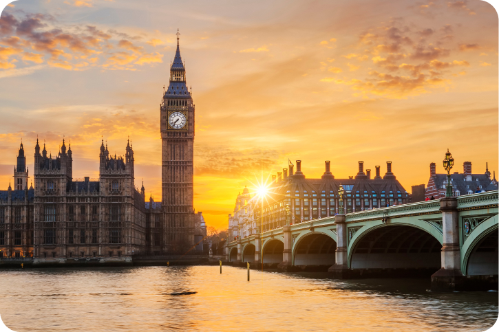 Sonnenuntergang über der Themse mit dem Elizabeth Tower, allgemein bekannt als Big Ben, und der Westminster Bridge in London.