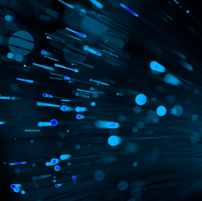 Abstrakte blaue Lichtstreifen auf dunklem Hintergrund, die Bewegung und Geschwindigkeit darstellen.